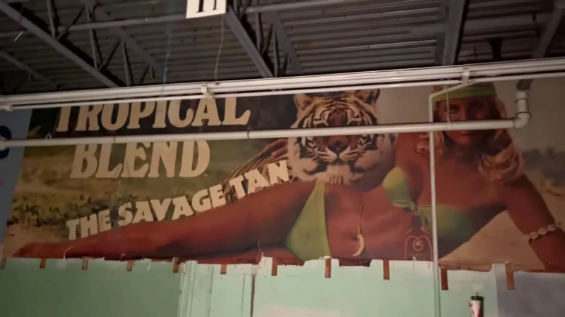 Das Video zeigt das verlassene Ames-Kaufhaus mit Vintage-Werbung