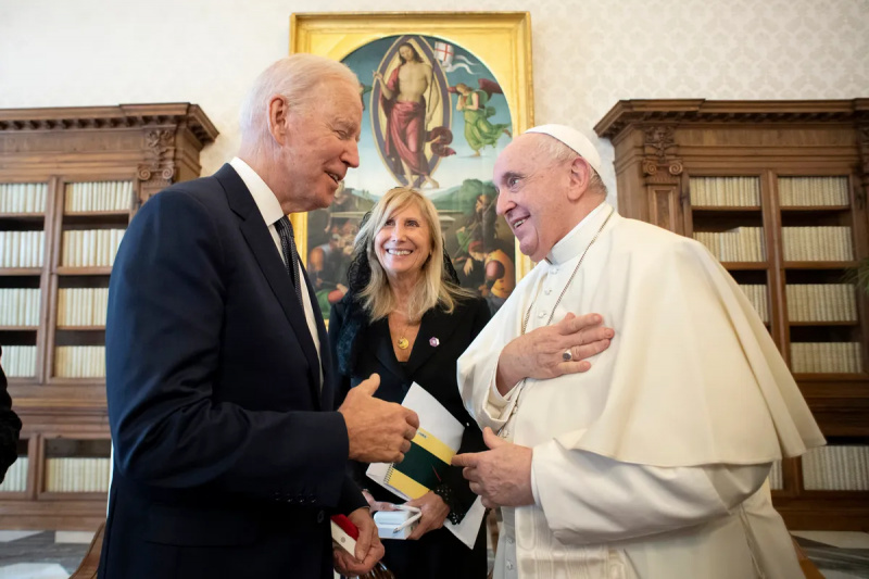 האם הסרטון מראה את ביידן מבלבל את האפיפיור פרנסיס עבור שחקן בייסבול שחור מפורסם?