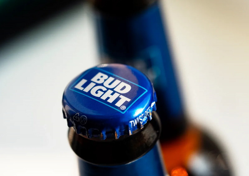 Um boicote à Bud Light por causa da parceria com celebridades trans custou bilhões à Anheuser-Busch?