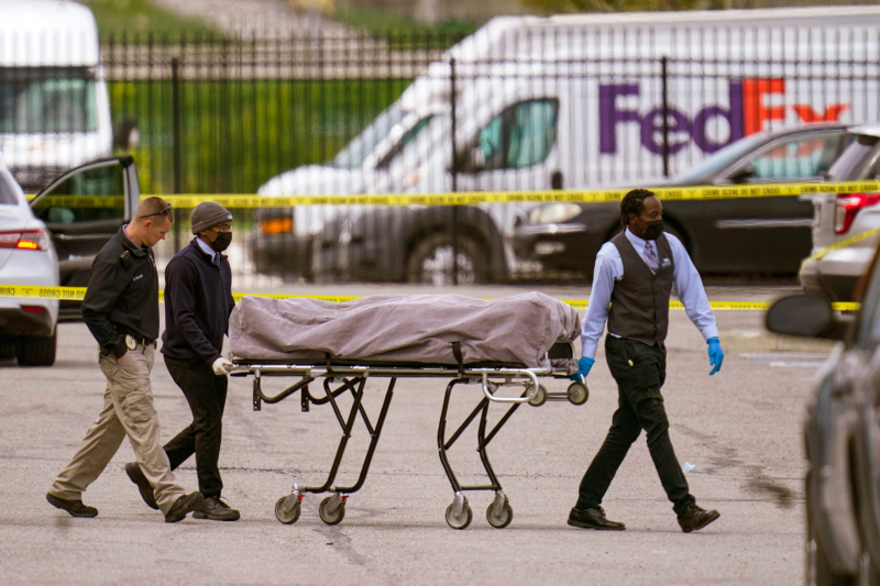 Тело взято с места, где несколько человек были застрелены на объекте FedEx Ground в Индианаполисе, в пятницу, 16 апреля 2021 года. Бандит убил несколько человек и ранил других, прежде чем покончить с собой в результате ночного нападения на объект FedEx. недалеко от аэропорта Индианаполиса, сообщила полиция. (AP Photo / Майкл Конрой)