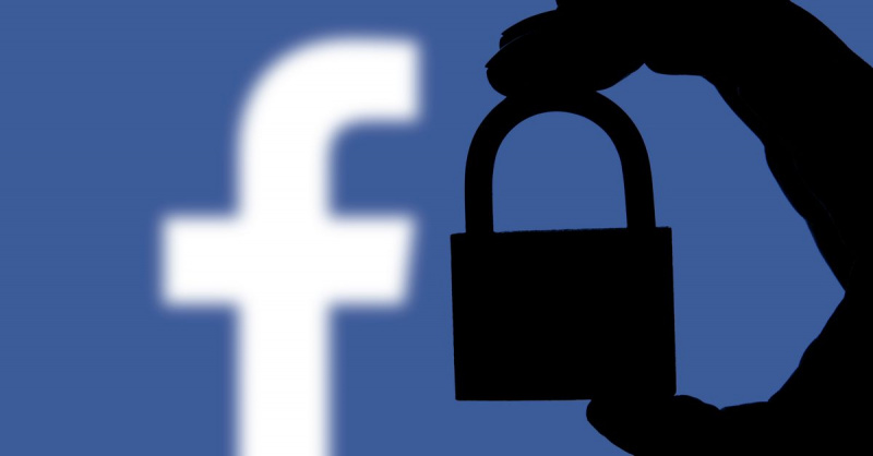 Facebook logotip s silhueto roke, ki v ospredju drži zaklenjeno ključavnico.