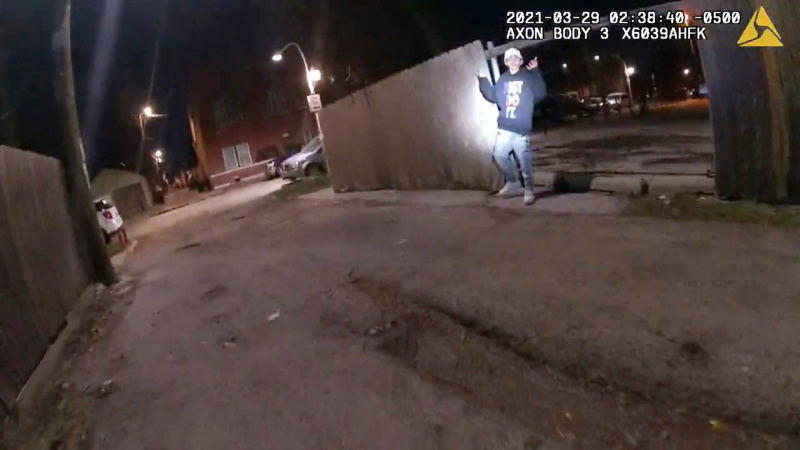 Dieses Bild aus dem Body-Cam-Video der Chicago Police Department zeigt den Moment, bevor der Chicagoer Polizist Eric Stillman Adam Toledo (13) am 29. März 2021 in Chicago tödlich erschoss. (Chicago Police Department über AP)