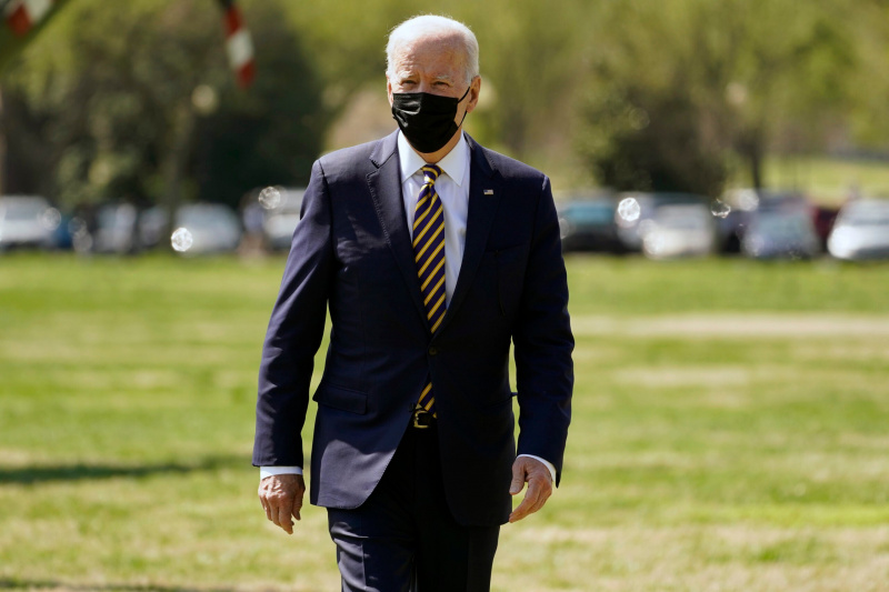 Präsident Joe Biden kommt herüber, um mit Medienvertretern zu sprechen, nachdem er auf der Ellipse in der National Mall angekommen ist, nachdem er das Wochenende am Montag, dem 5. April 2021, in Camp David in Washington verbracht hat. (AP Foto / Evan Vucci)