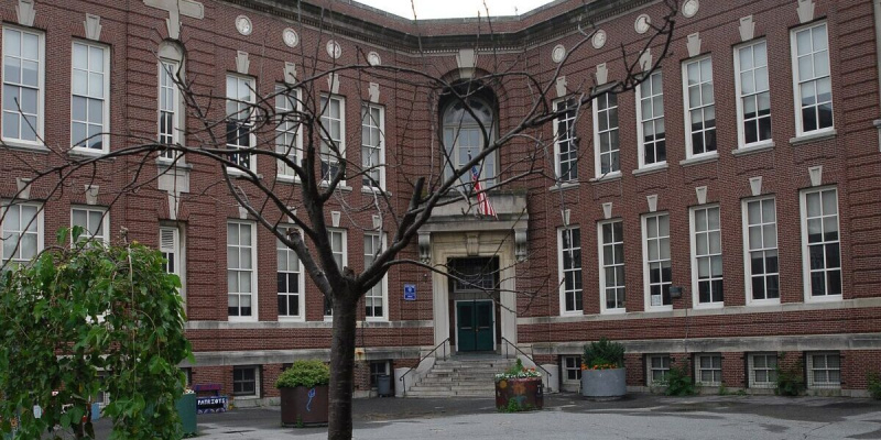 Les écoles publiques de Boston suspendent-elles les cours avancés en raison d'un trop grand nombre d'élèves blancs et asiatiques?