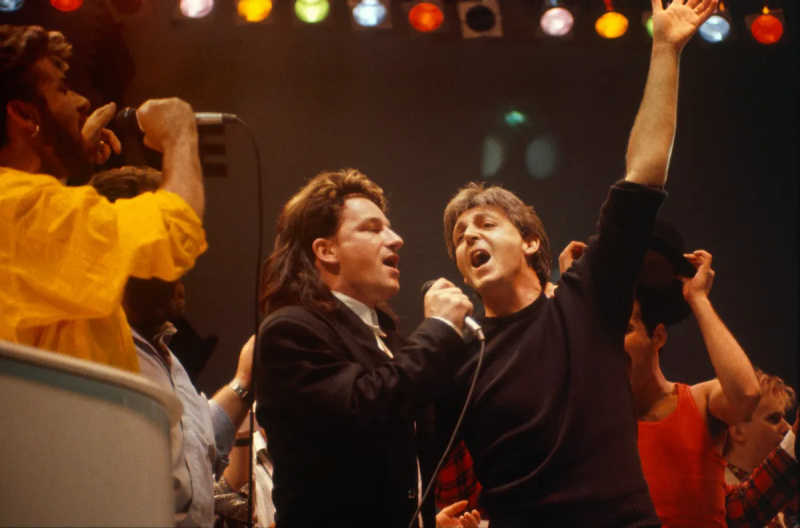 Esta é uma fotografia real de Bono, Paul McCartney e Freddie Mercury cantando juntos?