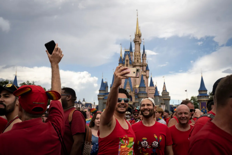 Bo Disneyjevo čarobno kraljestvo avgusta 2023 nehalo sprejemati odrasle brez otrok?