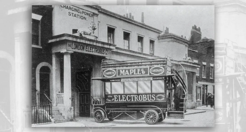 Zeigt Bild eine Ladestation für Elektrobusse aus den frühen 1900er Jahren?