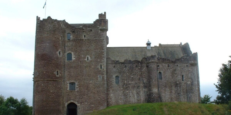 Wurden Schlossszenen in 'Monty Python und der Heilige Gral' auf nur eine Burg gedreht?