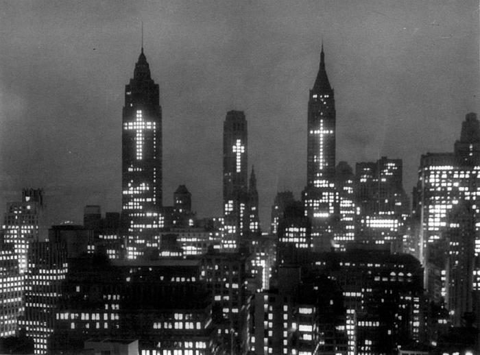 Bâtiments de la ville de New York éclairés pour Pâques 1956