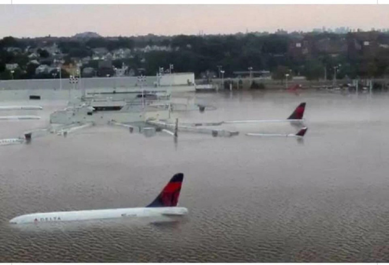Er dette et fotografi af en Florida lufthavn oversvømmet under orkanen Michael?