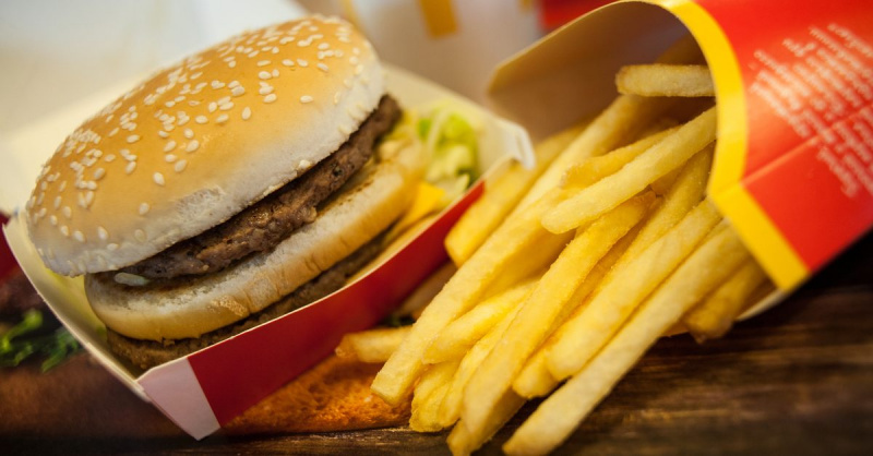 Jamie Oliver พิสูจน์แล้วว่าเบอร์เกอร์ของ McDonald ไม่เหมาะสำหรับการบริโภคของมนุษย์หรือไม่?