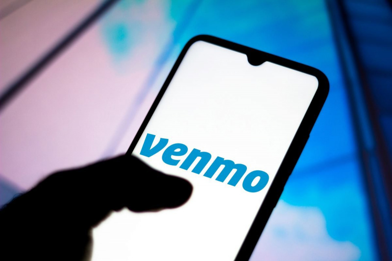 Логотип Venmo можно прочитать на экране телефона.