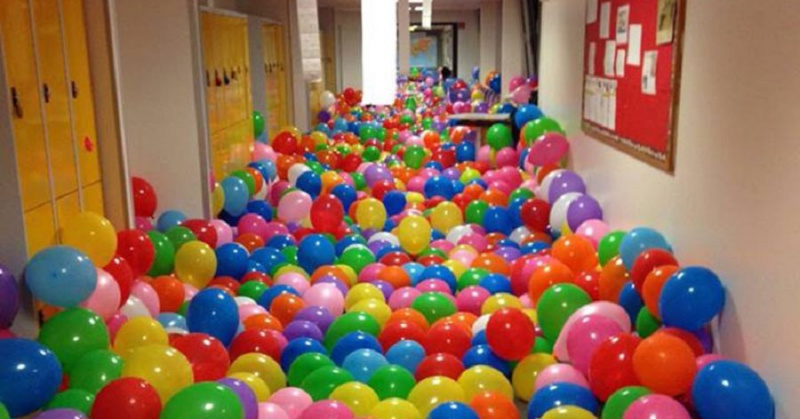Der Lehrer füllt den Flur mit Luftballons, um den Schülern eine Lektion über das Glück zu geben?