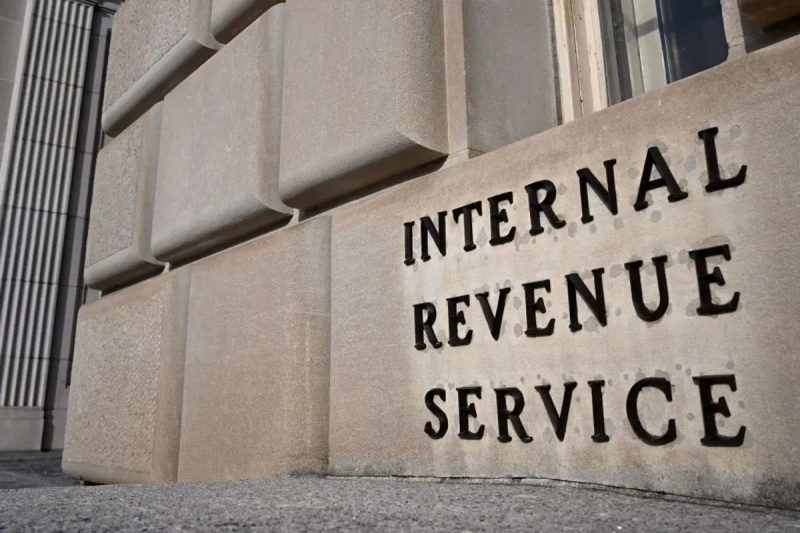 Ali je IRS podjetje v zasebni lasti, ki sklepa pogodbe z Ministrstvom za finance?