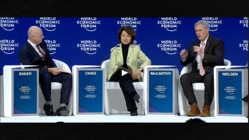 Ist das ein echtes Foto von Kevin McCarthy mit Elaine Chao, Mitch McConnells Frau, in Davos?