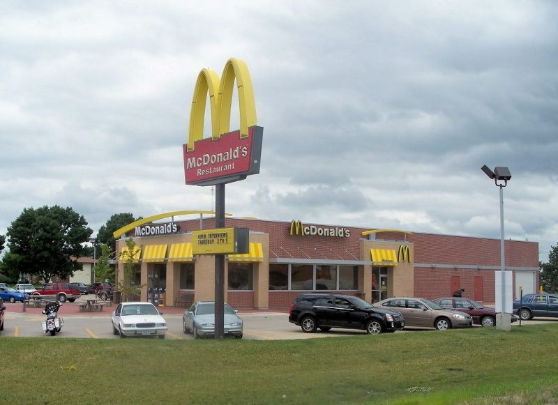 Ersetzt McDonald's alle Kassierer durch Roboter, um eine Erhöhung des Mindestlohns zu vermeiden?