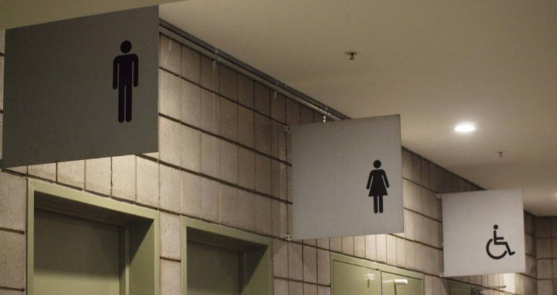 Трансгендерная женщина застрелилась в туалете универмага