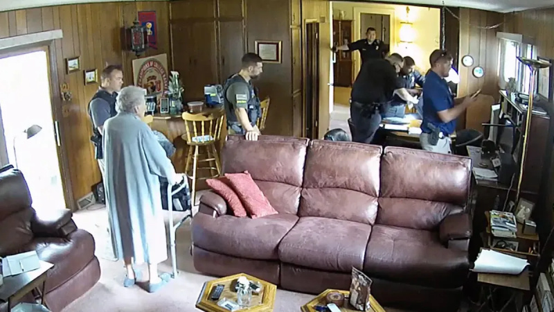 วิดีโอแสดงการบุกค้นบ้านของบรรณาธิการ Joan Meyer วัย 98 ปี ก่อนที่เธอจะเสียชีวิต