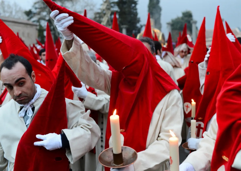 האם יש קשר בין ברדסים של KKK למסורת הפסחא של ספרד?