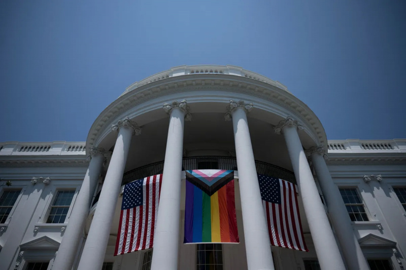 Blev der hængt et Pride-flag mellem amerikanske flag i Det Hvide Hus?