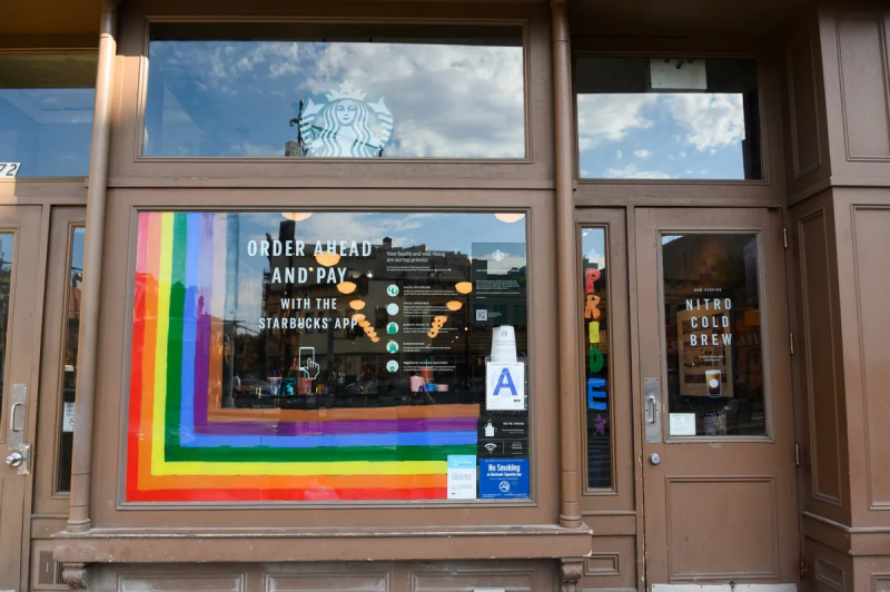 Hat Starbucks Pride Displays im Jahr 2023 verboten?
