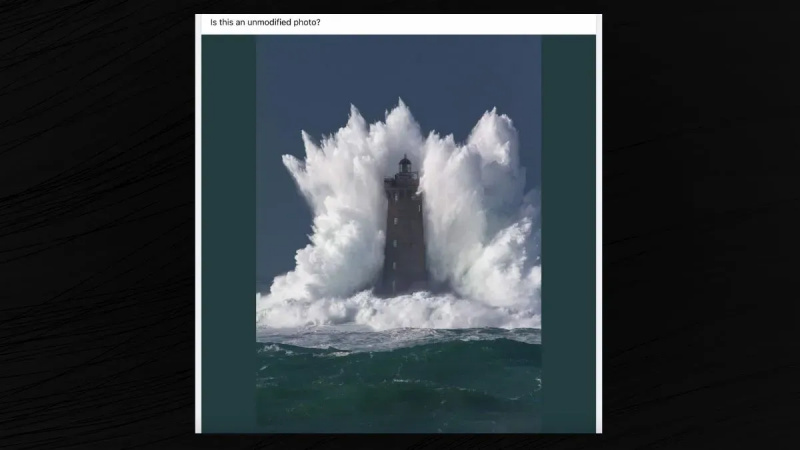 Ist das ein echtes Foto eines Leuchtturms, auf den eine massive Welle trifft?