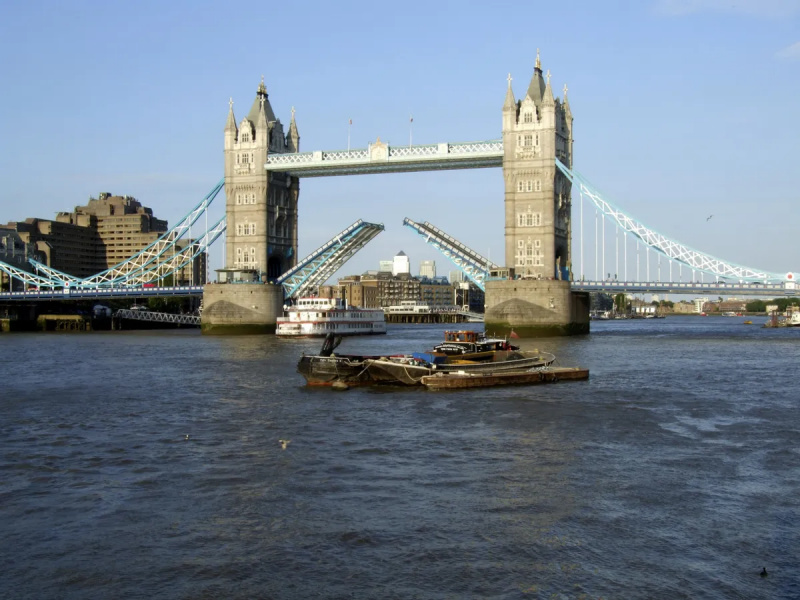 Ist ein Doppeldeckerbus einmal über die Lücke gesprungen, während die Tower Bridge in London stand?