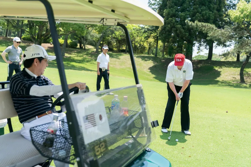 Følger hjælperen Trump rundt på golfbanen og deler positiv presse om ham?