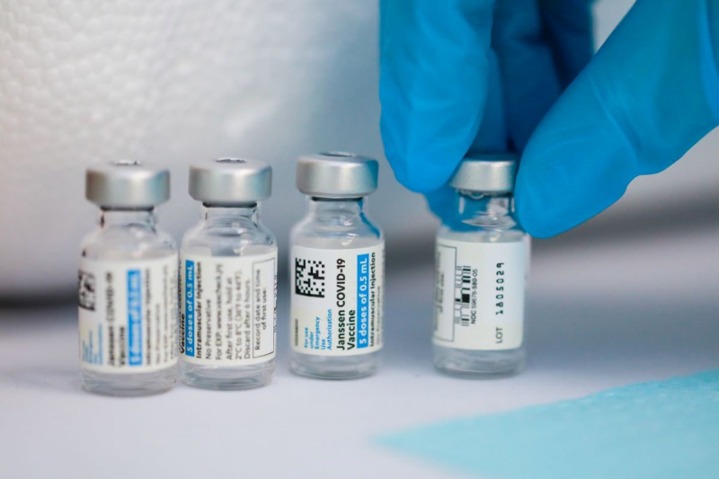 Прекратили ли введение вакцины J&J в 4 государствах из соображений безопасности?