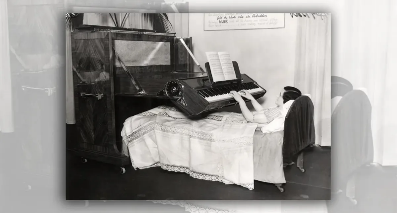 Är detta ett riktigt 1930-talsfoto av ett piano designat för sängliggande patienter?