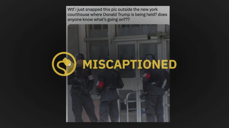 Ist dies ein echtes Foto von Wachen mit Hakenkreuzarmbändern im Gerichtsgebäude, in dem Trump festgehalten wurde?