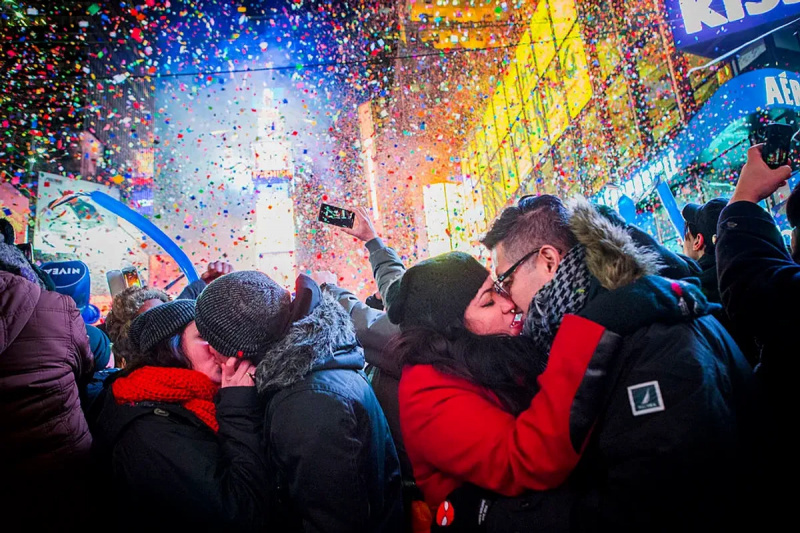 Quais são as origens do beijo à meia-noite no ano novo?