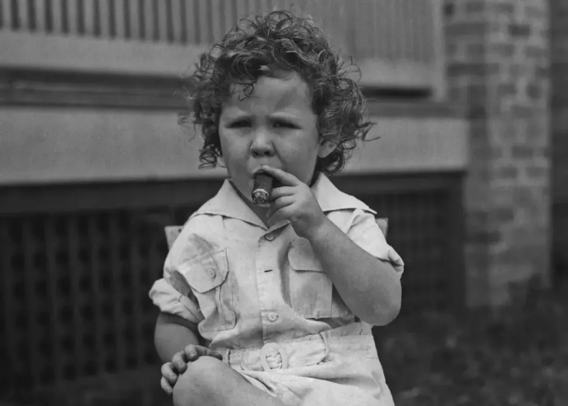 Hatten die Sozialbeamten kein Problem mit diesem 3-jährigen Zigarrenliebhaber?