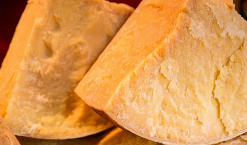 O queijo parmesão é feito com o revestimento do estômago dos bezerros?