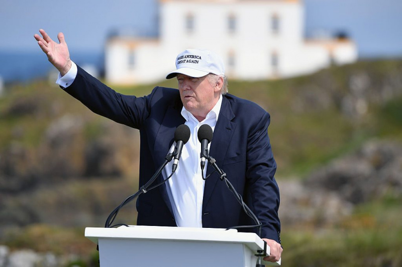 Был ли «проигравший» спроецирован на лужайку шотландского поля для гольфа Трампа?
