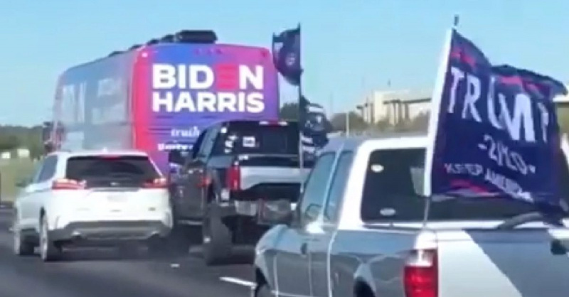 Haben bewaffnete Trump-Anhänger einen Biden-Bus in Texas belästigt?