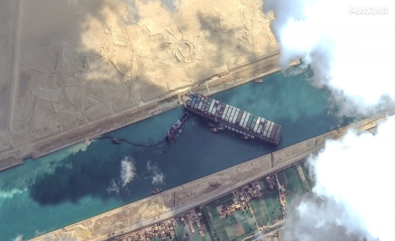 Luftaufnahme des Evergreen Ever Given-Schiffs im Suezkanal