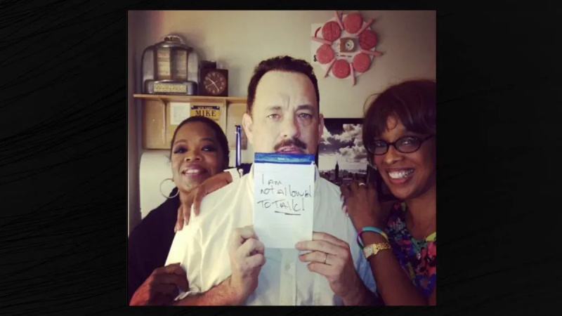 Ist das ein echtes Bild von Tom Hanks mit Gayle King und Oprah als Teil eines „Black Eye Clubs“?