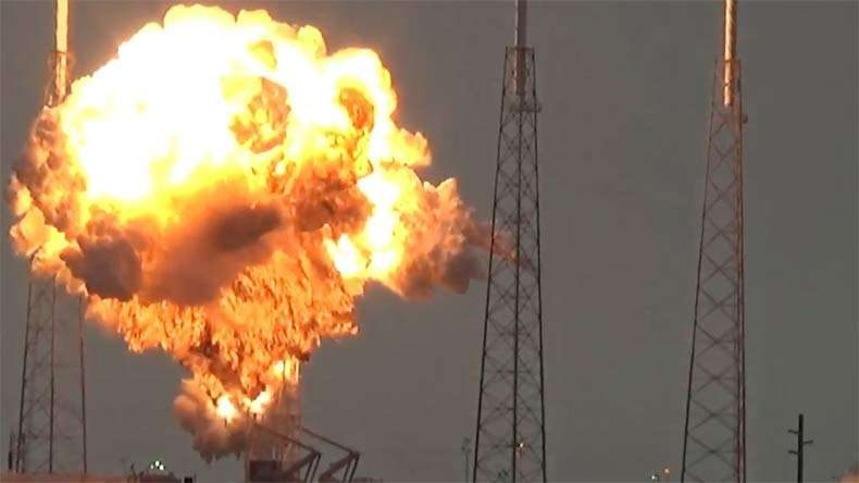 «Неопознанный летающий объект» виден как взорвавшаяся ракета SpaceX?
