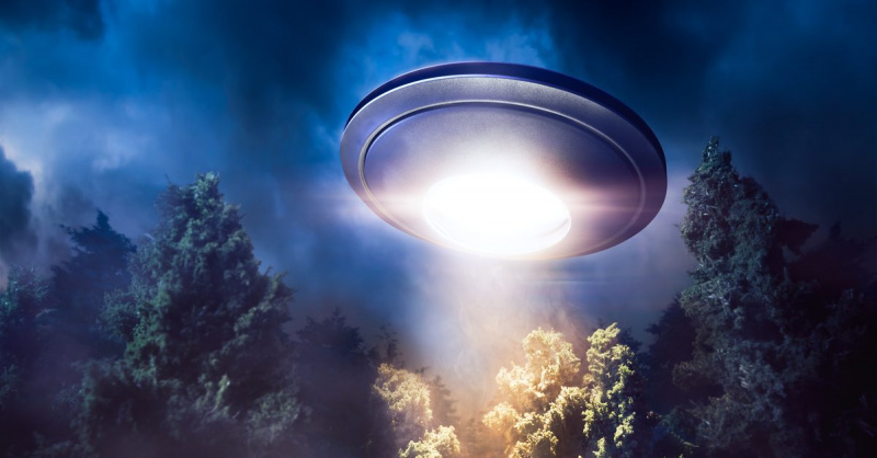3D-illustrasjon av UFO-fremmede skip i flukt