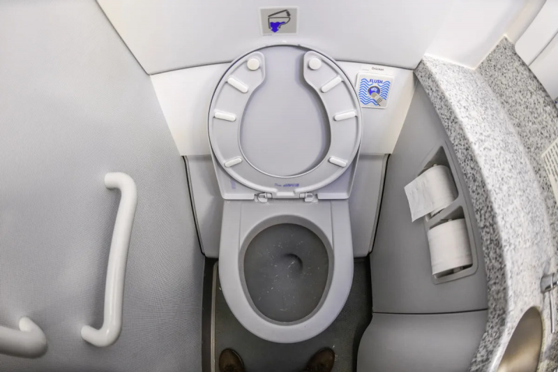 Czy toalety w samolotach wyrzucają odpady podczas lotu?
