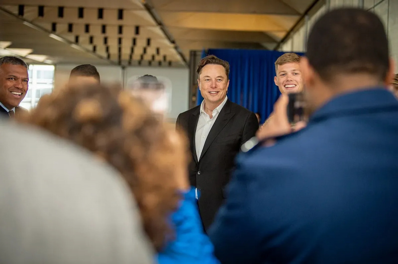 Ar Elonas Muskas pasakė, kad pasitrauks iš „Twitter“ generalinio direktoriaus pareigų?