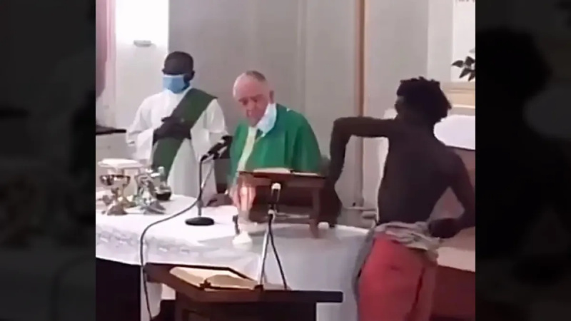 Das Video zeigt keinen Flüchtling oder Migranten, der einen katholischen Priester angreift, noch wurde es in Frankreich aufgenommen