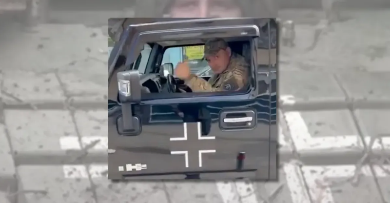Viser det ukrainske militæret et 'nazikors' på noen kjøretøy eller tanker?