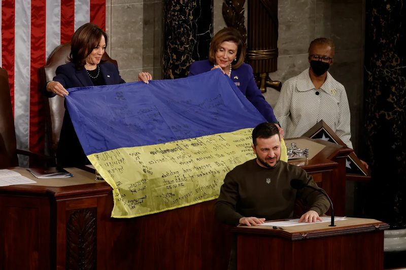 Enthält die Flagge, die Zelenksyy dem US-Kongress gab, Nazi-Symbolik?